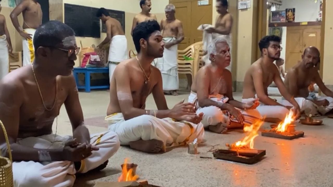 தூத்துக்குடியில் ஆவணி அவிட்டம் சிறப்பு வழிபாடு.. பூணூல் மாற்றும் சடங்கில் ஏராளமானோர் பங்கேற்பு தூத்துக்குடியில் ஆவணி அவிட்டம் சிறப்பு வழிபாடு.. பூணூல் மாற்றும் சடங்கில் ஏராளமானோர் பங்கேற்பு