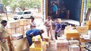 ஓடும் கன்டெய்னர் லாரியில் பூட்டை உடைத்து 10 லேப்டாப்கள் திருட்டு.. கள்ளக்குரிச்சியில் பகீர் திருட்டு சம்பவம்! ஓடும் கன்டெய்னர் லாரியில் பூட்டை உடைத்து 10 லேப்டாப்கள் திருட்டு.. கள்ளக்குரிச்சியில் பகீர் திருட்டு சம்பவம்!
