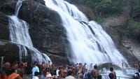குற்றாலத்தில் சுற்றுலா பயணிகளுக்கு குளிக்க தடை.....