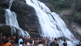 குற்றால அருவிகளில் அதிகரித்த நீர்வரத்து.. சுற்றுலா பயணிகளுக்கு குளிக்க தடை.....