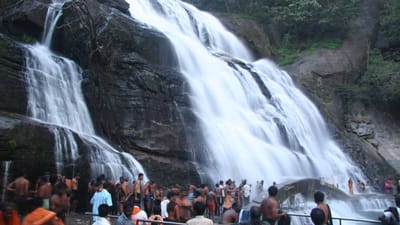 குற்றாலத்தில் சுற்றுலா பயணிகளுக்கு குளிக்க தடை..