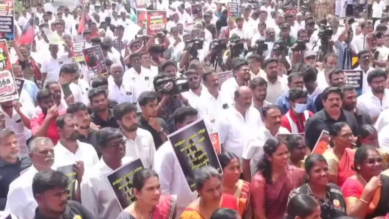 கல்லூரி மாணவர் கொலை.. திமுக மாணவரணி சார்பி ஆர்ப்பாட்டம்! கல்லூரி மாணவர் கொலை.. திமுக மாணவரணி சார்பி ஆர்ப்பாட்டம்!