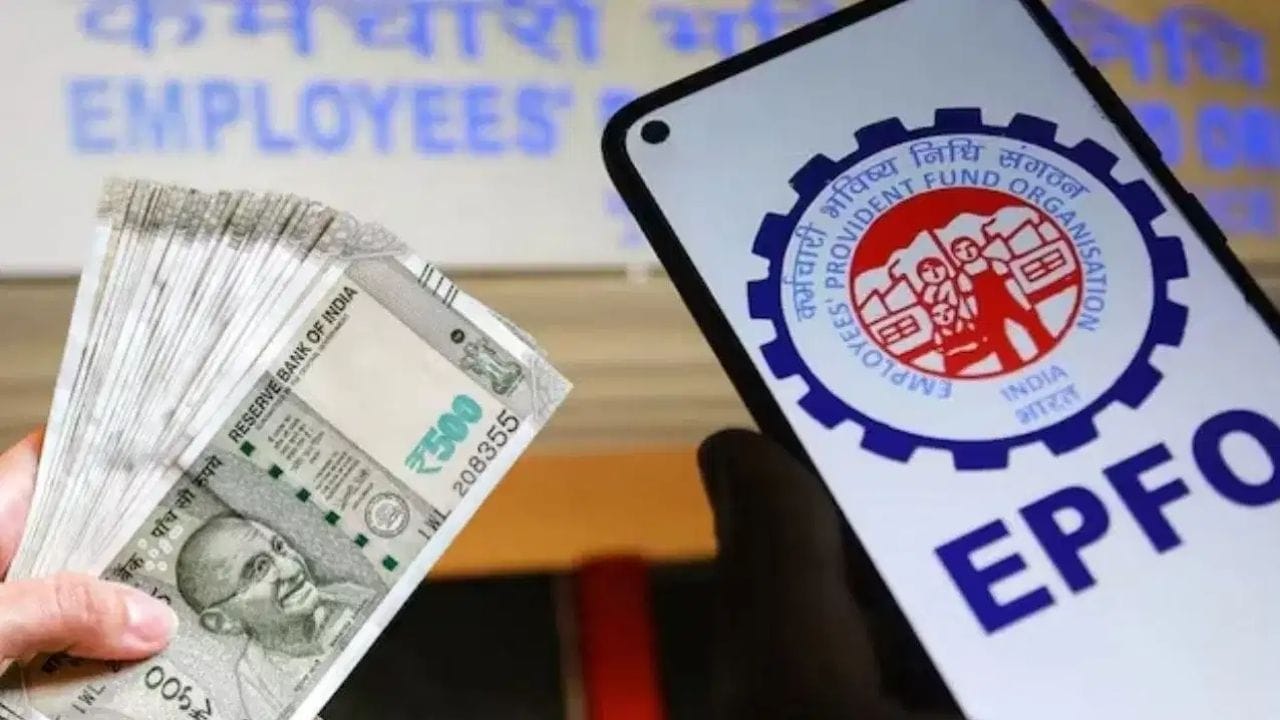 இந்தியாவில் பணியாற்றும் அரசு மற்றும் தனியார் துறை ஊழியர்களுக்கு, ஊழியர் வருங்கால வைப்பு நிதி அமைச்சகம் பல்வேறு சலுகைகளை வழங்கி வருகிறது. அதில் ஒன்றுதான், இபிஎஸ் பென்ஷன் திட்டம். இந்த நிலையில், தனியார் நிறுவனங்களில் பணியாற்றும் ஊழியர்கள் எத்தனை ஆண்டுகள் பணி செய்தால் இந்த திட்டத்தில் பயன் பெறலாம் என்பது குறித்து பார்க்கலாம்.