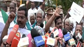 “வாக்குறுதிகளை நிறைவேற்று!”.. தலைமைச் செயலகம் முன் கோணிப்பையைக் கட்டி விவசாயிகள் போராட்டம்.. குண்டுக்கட்டாகக் கைது!...