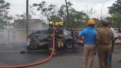 மின்கம்பத்தில் மோதி தீப்பிடித்த கார்: கோவையில் பரபரப்பு..