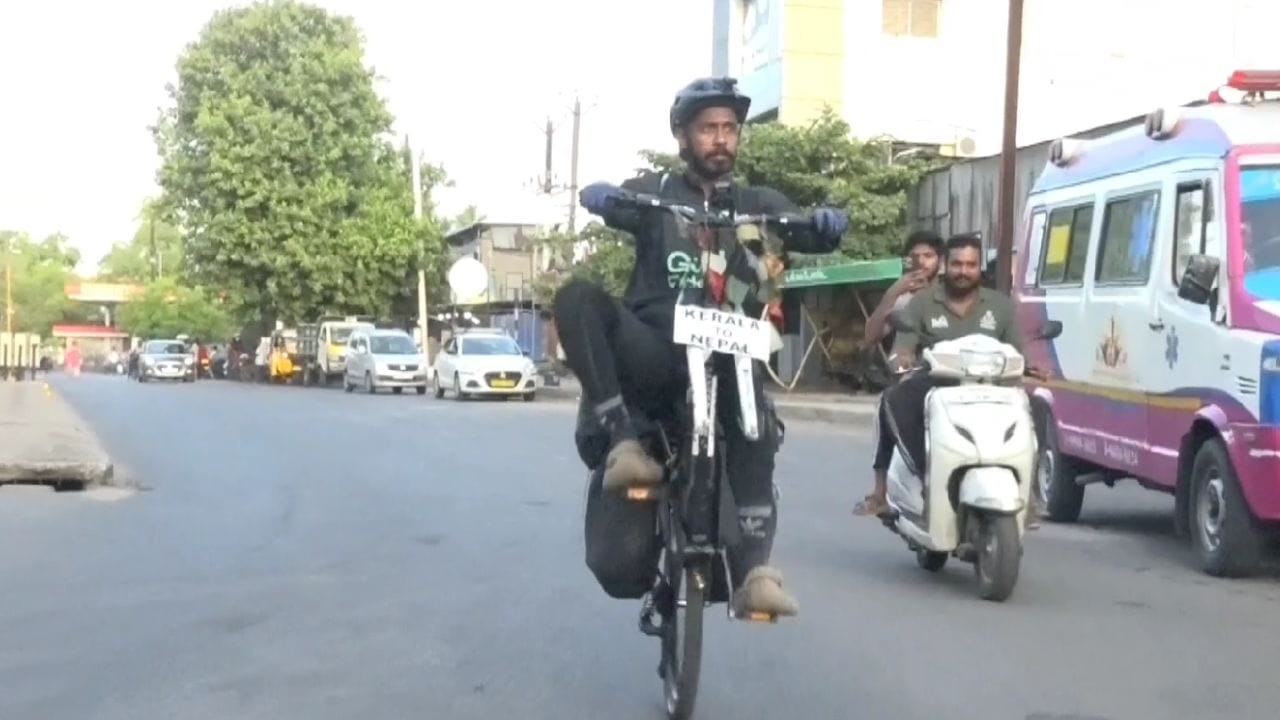 முன் சக்கரம் இல்லாத சைக்கிளில் எவரெஸ்ட் பயணம் - சாதனை முயற்சியில் கேரள இளைஞர் முன் சக்கரம் இல்லாத சைக்கிளில் எவரெஸ்ட் பயணம் - சாதனை முயற்சியில் கேரள இளைஞர்