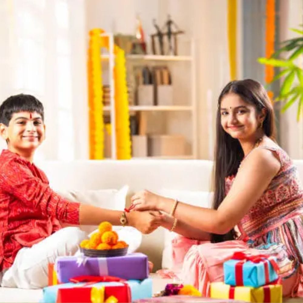 சுப காரியங்கள் மற்றும் பண்டிகை காலங்களில் கருப்பு நிற ஆடைகள் அல்லது பொருட்களைப் பரிசளிப்பதை முற்றிலும் தவிர்க்க வேண்டும் என்று ஜோதிட ரீதியாக அறிவுறுத்தப்படுகிறது.
கருப்பு நிறம் துரதிர்ஷ்டம், சோகம் மற்றும் எதிர்மறை எண்ணங்களின் குறியீடாகப் பார்க்கப்படுவதால், அது சகோதரியின் வாழ்வில் சுபகாரியத் தடைகளை ஏற்படுத்தக்கூடும்.
சகோதரியின் வாழ்வில் எப்போதும் மகிழ்ச்சியும் நேர்மறை அதிர்வுகளும் நிறைந்திருக்க மஞ்சள், சிவப்பு அல்லது இளஞ்சிவப்பு போன்ற மங்களகரமான வண்ண ஆடைகளையே பரிசளிக்க வேண்டும்.
சகோதரனின் அன்பு மற்றும் பாதுகாப்பைக் குறிக்கும் இந்நாளில், எதிர்மறையைக் குறிக்கும் கருப்பு நிறத்தைத் தவிர்ப்பது இருவரின் உறவுக்கும் நல்லது.
