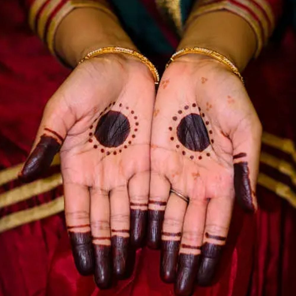 உள்ளங்கையின் நடுவில் சிறிய ரவுண்டு அல்லது பூ வடிவங்களை வரைந்து சுற்றிலும் சிறிய புள்ளிகளால் அலங்கரிக்கும் மினி மண்டலா டிசைன்கள் நவீன தோற்றத்தை அளிக்கின்றன. மலர் கொடிகளை விரும்பினாலும் முழுமையாக வரையாமல், மணிக்கட்டில் தொடங்கி விரல் நோக்கிச் செல்லும் ஒற்றைக் கொடி டிசைன் கைகளுக்கு மிக நேர்த்தியான அழகைக் கொடுக்கிறது. இவை எந்தவித சிரமமும் இன்றி எவராலும் சுலபமாக வரையக்கூடிய அமைப்பைக் கொண்டுள்ளன.