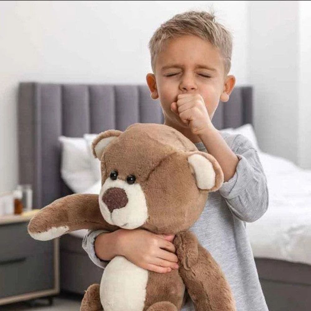 H1N1 என்பது 'இன்ஃப்ளூயன்ஸா ஏ' வகையைச் சேர்ந்த ஒரு வைரஸ் என்பதால், இதன் ஆரம்ப அறிகுறிகள் சாதாரண காய்ச்சலைப் போலவே இருக்கும்.
குழந்தைகளுக்குத் திடீரென ஏற்படும் கடுமையான காய்ச்சல், வறட்டு இருமல், தொண்டை வலி, மூக்கடைப்பு மற்றும் அதிகப்படியான சோர்வு ஆகியவை இதன் முக்கிய அறிகுறிகளாகும்.
மேலும் தலைவலி, உடல் வலி, குளிரால் ஏற்படும் நடுக்கம், வாந்தி மற்றும் வயிற்றுப்போக்கு போன்ற பாதிப்புகளும் சில குழந்தைகளிடம் காணப்படும்.