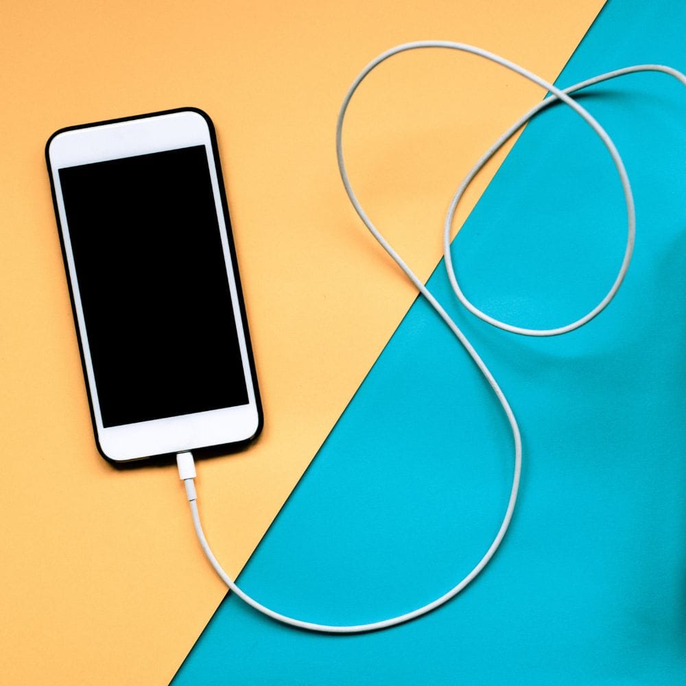 மொபைல் போனில் உள்ள 'Optimized Battery Charging' அல்லது 'Protect Battery' போன்ற பாதுகாப்பு அம்சங்களை எப்போதும் இயக்கி வைக்க வேண்டும். தேவையில்லாத நேரங்களில் GPS, புளூடூத், வைஃபை மற்றும் ஹாட்ஸ்பாட் ஆகியவற்றை அணைத்து வைப்பது பேட்டரி வீணாவதைத் தடுக்கும். திரையின் பிரகாசத்தை (Brightness) குறைத்து வைப்பதும், டார்க் மோட் (Dark Mode) பயன்படுத்துவதும் பேட்டரி நுகர்வைக் கணிசமாகக் குறைக்கும். இத்தகைய சரியான பழக்கவழக்கங்களைப் பின்பற்றுவதன் மூலம் போன் பேட்டரியை பல வருடங்களுக்குப் பாதுகாப்பாகப் பயன்படுத்தலாம்.