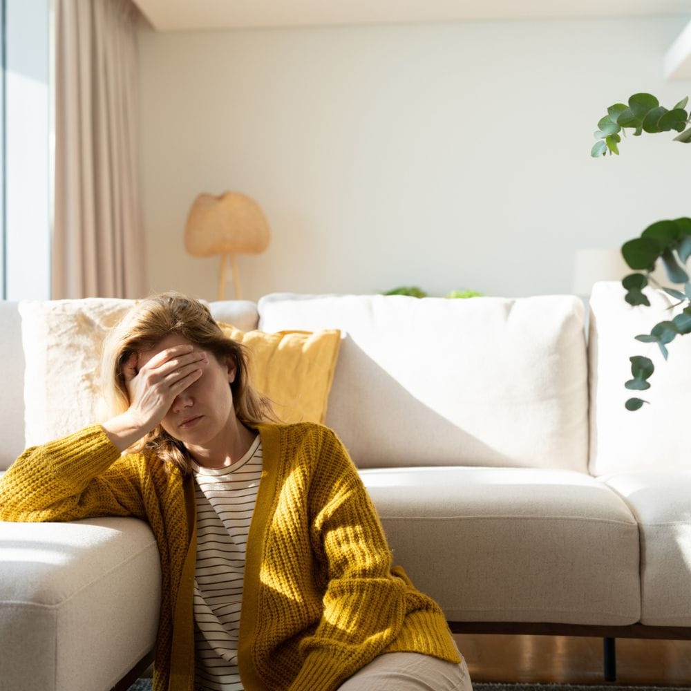 ஒற்றைத் தலைவலி (Migraine) உள்ளவர்களுக்குத் தலையின் ஒரு பகுதியில் துடிப்புடன் கூடிய வலியும், வாந்தி மற்றும் குமட்டலும் தோன்றும்.
கிளஸ்டர் தலைவலி (Cluster Headache) என்பது வலது கண்ணைச் சுற்றி கடுமையான வலியையும், கண் சிவத்தல் மற்றும் நீர் வடிதலையும் ஏற்படுத்தும்.
பதற்றத்தினால் ஏற்படும் 'டென்ஷன் தலைவலி' சில சமயங்களில் தலையின் வலது பக்கத்தில் லேசான மந்தமான வலியைத் தரக்கூடும்.
உங்களுக்கு எப்போதுமே வலது பக்கத்தில் மட்டுமே தலைவலி வருகிறது என்றால் அதை உடனடியாக மருத்துவரிடம் காட்ட வேண்டும்.