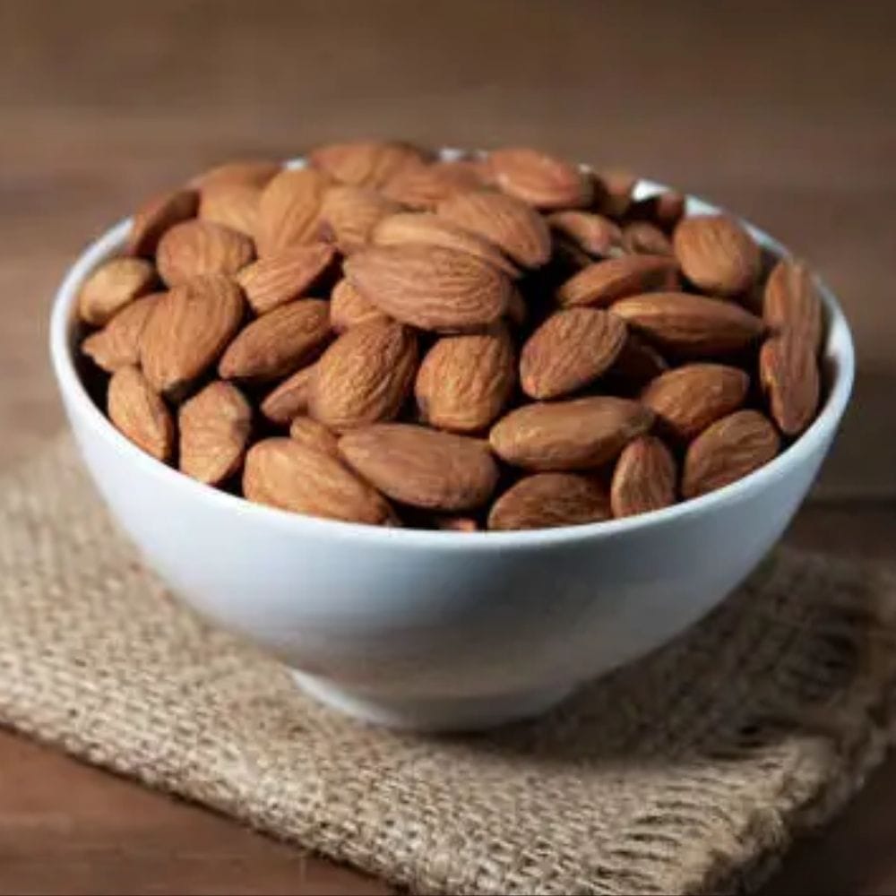 பாதாமில் உள்ள நல்ல கொழுப்பு இதய ஆரோக்கியத்திற்கு பயனளிக்கக்கூடும்.
இதில் உள்ள புரதம் மற்றும் பொட்டாசியம் போன்ற சத்துக்களும் உடலுக்கு உதவுகின்றன.
தொடர்ந்து அளவோடு சாப்பிடுவது கொழுப்பு சமநிலைக்கு துணையாக இருக்கலாம்.
இதய ஆரோக்கியமான உணவுமுறையின் ஒரு பகுதியாக பாதாமை சேர்க்கலாம்.