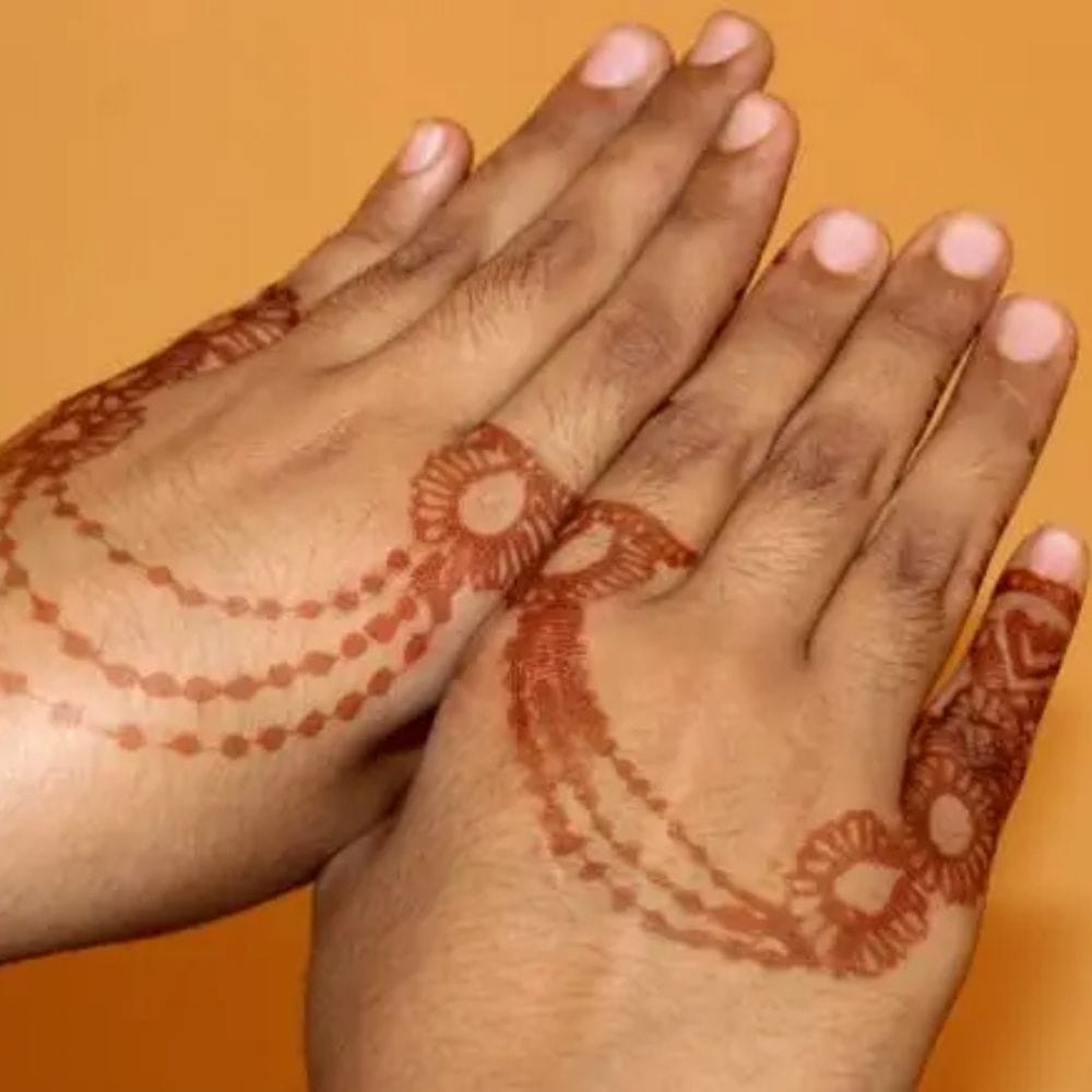 எந்தவித திட்டமிடலும் இல்லாமல் உள்ளங்கையில் ஆங்காங்கே சிறிய புள்ளிகள், இலைகள் மற்றும் குட்டிப் பூக்களைத் தெளித்தது போல வரைவதும் ஒரு தனித்துவமான அழகு தரும். இத்தகைய டிசைன்களுக்கு எந்தவிதக் கடுமையான விதிகளும் இல்லாததால் எவர் வேண்டுமானாலும் தங்கள் விருப்பப்படி மிக வேகமாகக் கைகளில் வரைந்து கொள்ள முடியும். இதனால் தொழில்முறை மெஹந்தி கலைஞர்கள் இல்லாமலேயே உங்கள் கைகளை இந்த சாவான் காலத்தில் மிக அழகாக அலங்கரிக்கலாம்.