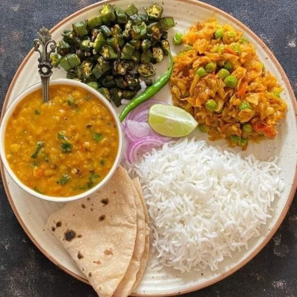 சமைக்கும் முறையிலும் கவனம்
சாதம் மட்டுமல்லாமல் அதனுடன் சேர்க்கப்படும் குழம்பு, பொரியல் மற்றும் வறுவலின் அளவும் முக்கியம்.
அதிக எண்ணெய், சர்க்கரை மற்றும் அதிக கலோரி கொண்ட உணவுகளை குறைப்பது நல்லது.
உணவை அளவோடு எடுத்துக்கொள்வது எடை மேலாண்மைக்கு உதவும்.