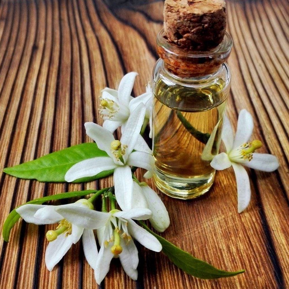 மல்லிகைப் பூக்கள் மற்றும் அதன் எண்ணெய்க்கு உடலிலுள்ள புண்களை மிக விரைவாக ஆற்றக்கூடிய சிறப்பான மருத்துவத் தன்மை உண்டு. காயம்பட்ட இடங்கள், கொப்புளங்கள் மற்றும் உடலில் தோன்றும் வீக்கங்களுக்கு மல்லிகை மொட்டுக்களை அரைத்துப் பூசுவது உடனடி நிவாரணம் தரும். மல்லிகைப் பூக்களைக் கையில் வைத்து நன்கு கசக்கி நெற்றியில் தடவுவதன் மூலமும் கடுமையான தலைவலியை எளிதாகப் போக்க முடியும். அதேபோல் உடலின் வெளிப்பகுதியில் ஏற்படும் வீக்கங்களுக்குப் பூவை அரைத்துப் பூசும்போது வீக்கம் விரைவாகக் குறைகிறது.