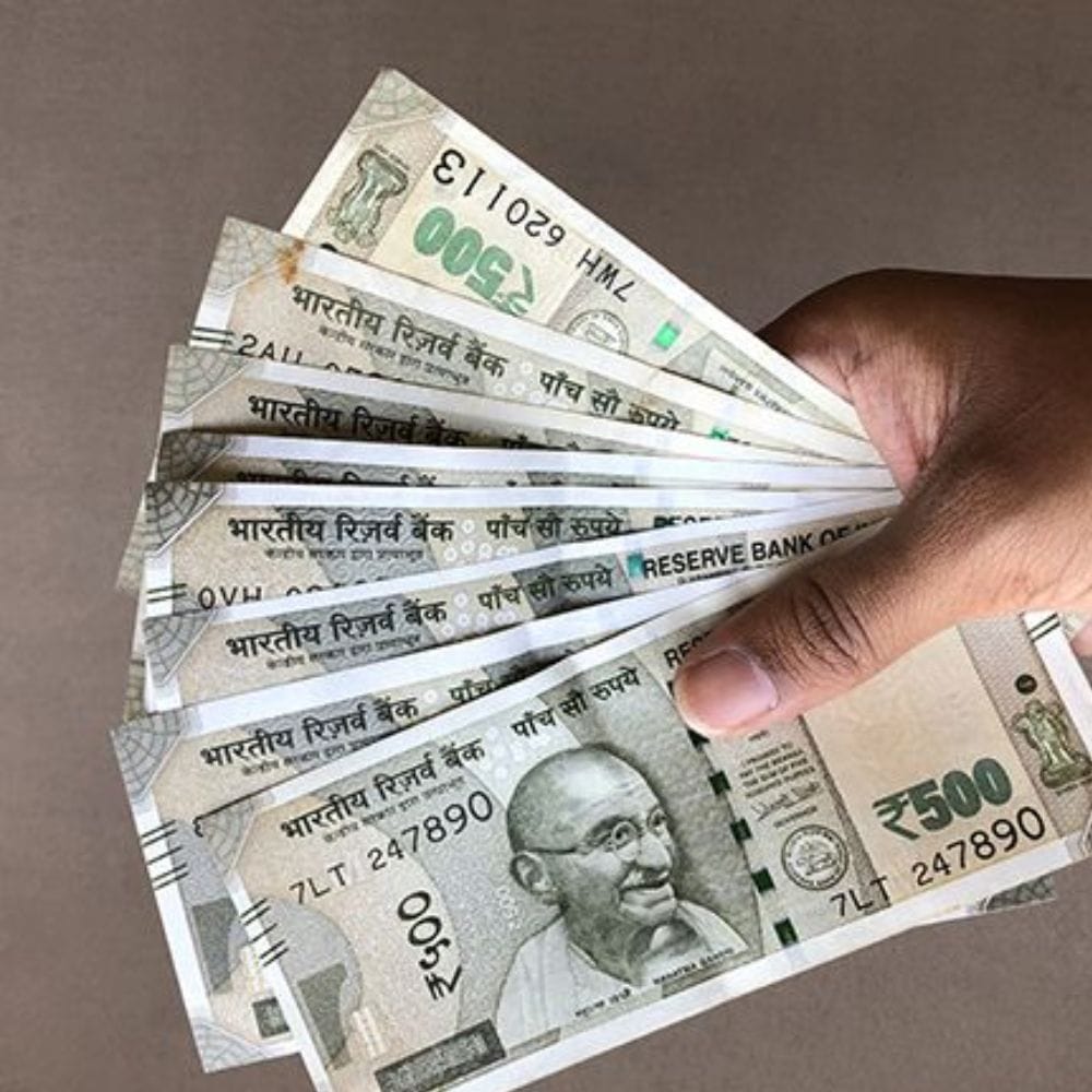கல்லூரி வகுப்பறையில் பேராசிரியர் ஒரு புதிய 500 ரூபாய் நோட்டைக் காட்டி யாருக்கு வேண்டும் என்று கேட்டபோது, வகுப்பிலிருந்த அனைத்து மாணவர்களும் அதனைப் பெற விரும்பிக் கைகளை உயர்த்தினார்கள். ஒரு பொருளின் தோற்றம் புதியதாகவும் கவர்ச்சியாகவும் இருக்கும் போது, மனிதர்கள் அனைவரும் அதனை உடனடியாக அடைய விரும்புகிறார்கள் என்பதை இந்தத் தொடக்கம் தெளிவாகக் காட்டுகிறது.