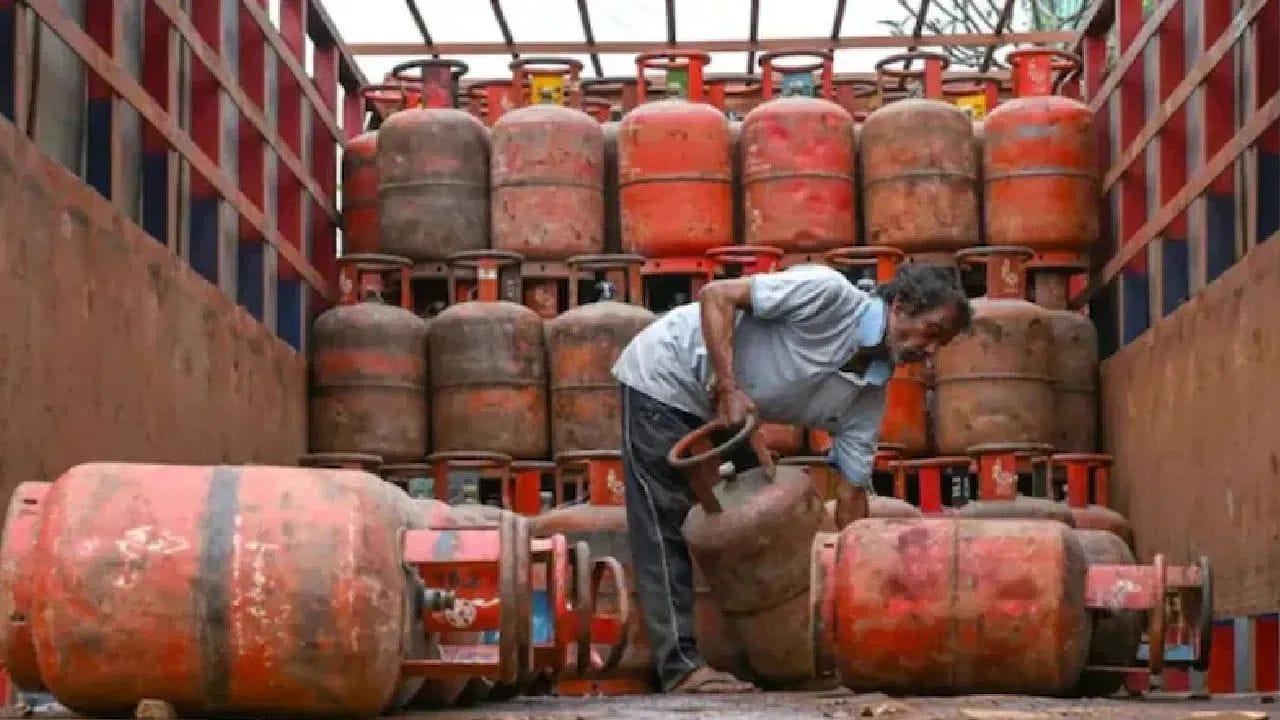 உங்கள் வீட்டிற்கு அருகில் உள்ள பாரத் கேஸ் விற்பனையாளரை அணுகி பான் கார்டு, ஆதார் கார்டு உள்ளிட்ட அடையாள ஆவணங்களை சமர்ப்பித்தால் போதுமானது. பான் அல்லது ஆதார் ஏதேனும் ஒன்றை சமர்ப்பித்து சிலிண்டரை பெறுவதற்கான செக்யூரிட்டி டெபாசிட் தொகையை செலுத்த வேண்டும். 