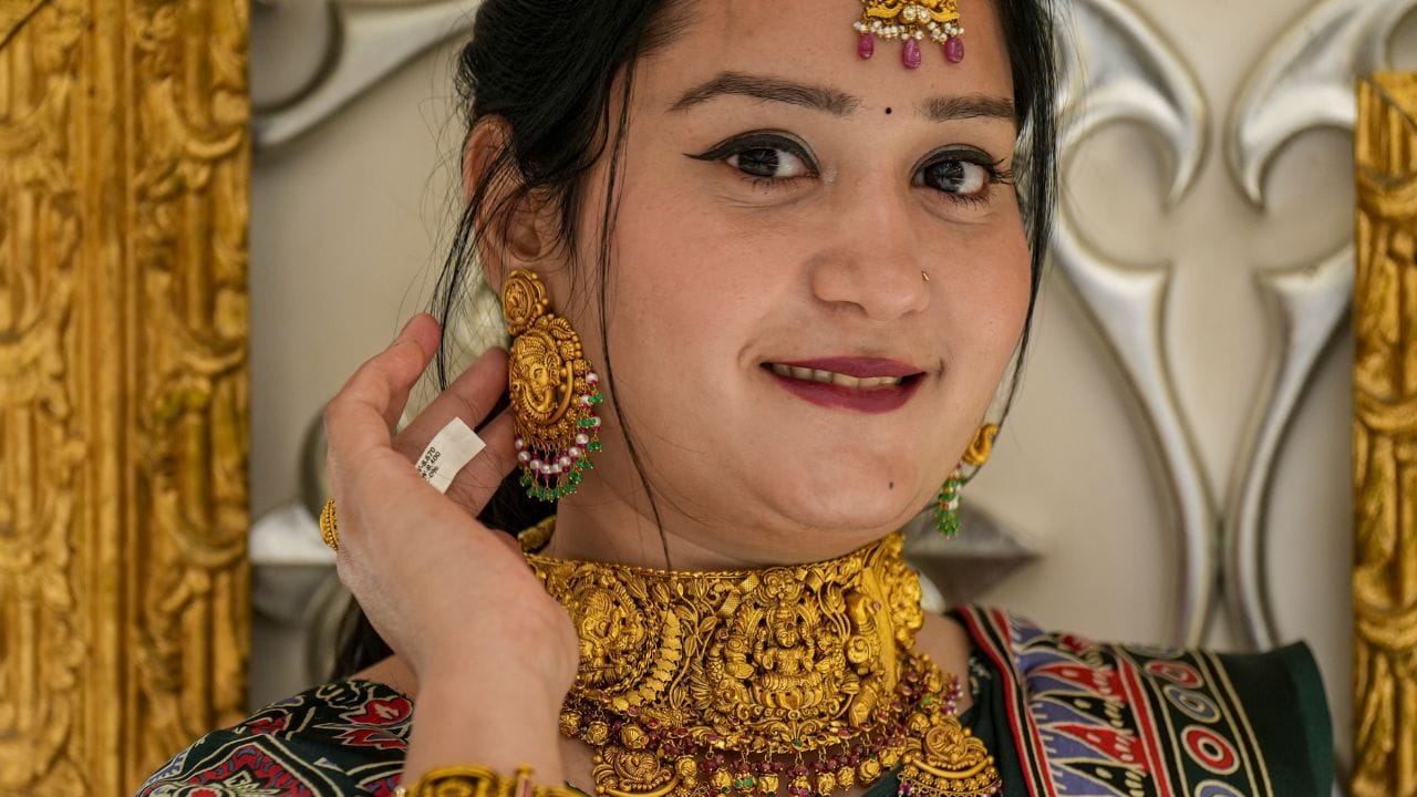 Gold Price: அதிரடியாக குறைந்த தங்கம் விலை.. சவரனுக்கு ரூ. 2,360 குறைந்து விற்பனை..