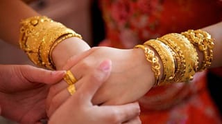 Gold Price : ஆகஸ்ட் இறுதிக்குள் ரூ.1.25 லட்சத்தை எட்டும் தங்கம் விலை?.. ஷாக் கொடுக்கும் கணிப்புகள்!