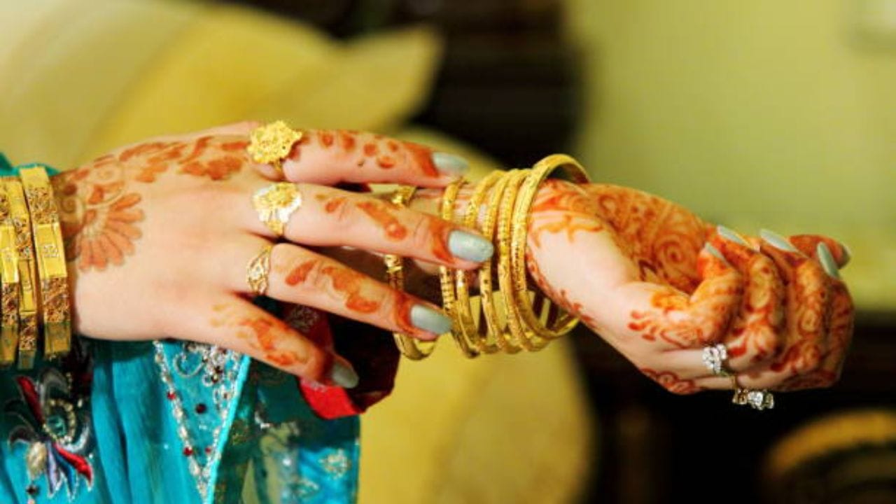 உலக அளவில் தங்கம் ஒரு மிக முக்கிய மற்றும் பாதுகாப்பான முதலீடாக கருதப்படுகிறது. அதிலும் குறிப்பாக இந்திய பொதுமக்கள் மத்தியில் தங்க முதலீடு பரவலாக காணப்படுகிறது. இந்த நிலையில், தங்கத்தில் முதலீடு செய்வதற்கு முன்பு கவனிக்க வேண்டிய முக்கிய விஷயங்கள் சில உள்ளன. அவை என்ன என்ன என்பது குறித்து விரிவாக பார்க்கலாம்.