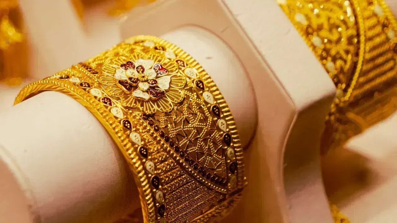Gold Price : அதிரடி உயர்வை சந்தித்த தங்கம், வெள்ளி.. ஒரே நாளில் இப்படிய?.. தலைசுற்றிய நகை பிரியர்கள்!