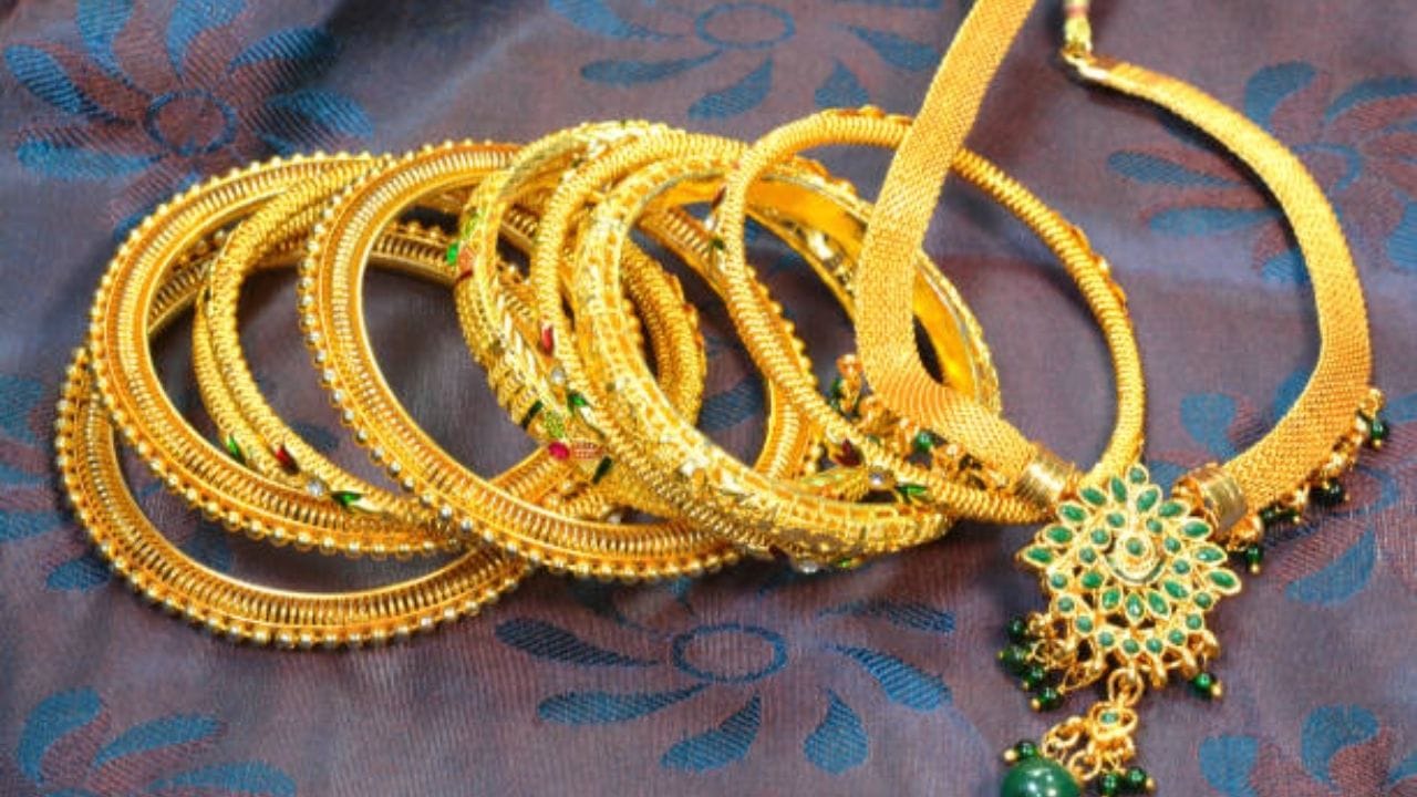 இந்த நிலையில் செப்டம்பர் மாதத்தில் தங்கம் விலை கடும் உயர்வை சந்திக்க வாய்ப்பு உள்ளதாக சந்தை நிபுணர்கள் கணித்துள்ளனர். அதுமட்டுமன்றி, ஆகஸ்ட் மாதத்தை போலவே செப்டம்பரிலும் தங்கம் விலை ஏற்ற, இறக்கங்களை சந்தித்து சவாலானதாக மாறலாம் என்றும் கணிப்புகள் கூறுகின்றன.
