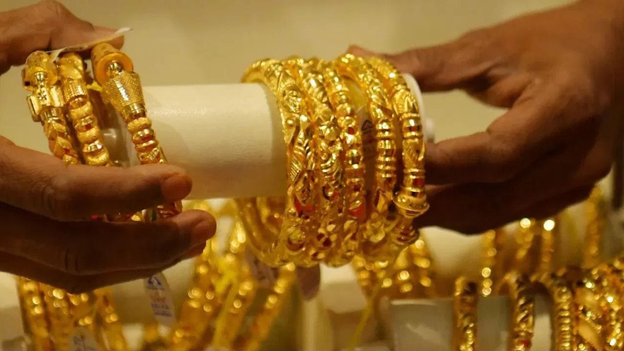 காலம் காலமாக தங்கம் சிறந்த முதலீடாக இருந்து வருகிறது. கையில் கொஞ்சம் பணம் இருந்தாலும் கூட அதனை தங்கத்தில் தான் முதலீடு செய்ய வேண்டும் என விரும்புகின்றனர். காரணம், குறைந்த கால அளவில் அதிக லாபத்தை தரும் முதலீடாக தங்கம் உள்ளது. இந்த நிலையில், கடந்த 5 ஆண்டுகளில் தங்கம் எவ்வளவு வளர்ச்சி அடைந்திருக்கிறது என்பது குறித்து விரிவாக பார்க்கலாம்.