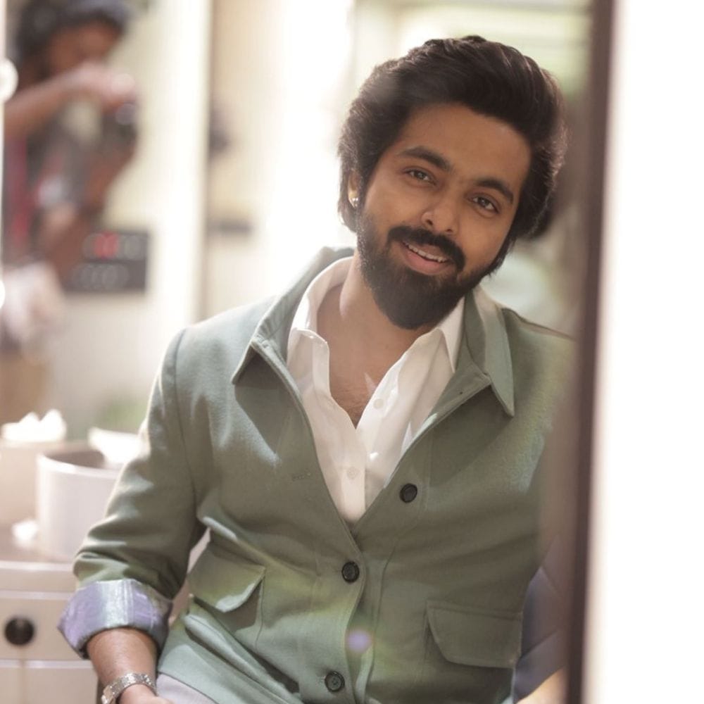 ஜி.வி. பிரகாஷ் இசையமைப்பாளராக மக்கள் மத்தியில் புகழ்பெற்றவர். இதுவரை இசைக்கு மட்டுமே 3 தேசிய விருதுகளை பெற்றுள்ளார். இவரின் நடிப்பில் தமிழ் சினிமாவில் தொடர்ந்து புது படங்களும் உருவாகிவருகிறது. தமிழ், தெலுங்கு என தென்னிந்திய மொழி படங்களுக்கு இசையமைத்த இவர், பாலிவுட்டிலும் நுழைந்துள்ளார்.