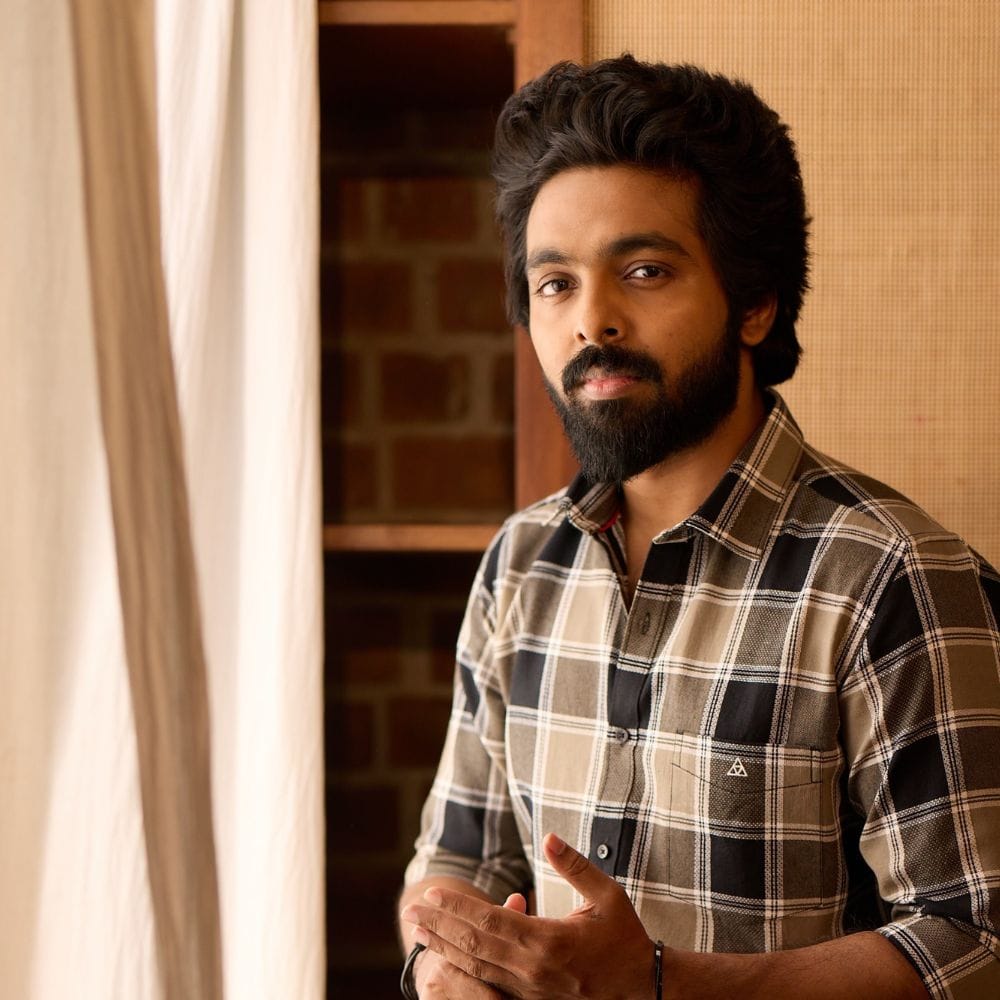 தமிழ் மற்றும் தெலுங்கு சினிமாவில் பிரபலமான இசையமைப்பாளராக யோருந்துவருபவர் ஜி.வி. பிரகாஷ். இவர் சினிமாவில் நடிகராகவும் இதுவரை 25-க்கும் மேற்பட்ட திரைப்படங்களில் நடித்துள்ளார். இவரின் நடிப்பில் இறுதியாக வெளியான படம் ஹேப்பி ராஜ்.