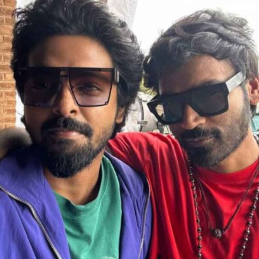 அந்த பேட்டியில் ஜி.வி. பிரகாஷ் குமார், என் நண்பன் தனுஷ் அரசியலுக்கு வந்தால் என் சப்போர்ட் இவருக்கு இருக்கும் பதிலளித்துள்ளார். தற்போது இது தனுஷ் அரசியல் வருவதை மேலும் உறுதி செய்வது போல இருக்கிறது. இதற்கு மக்கள் மத்தியில் ஒரு பரபரப்பை ஏற்படுத்திவருகிறது.