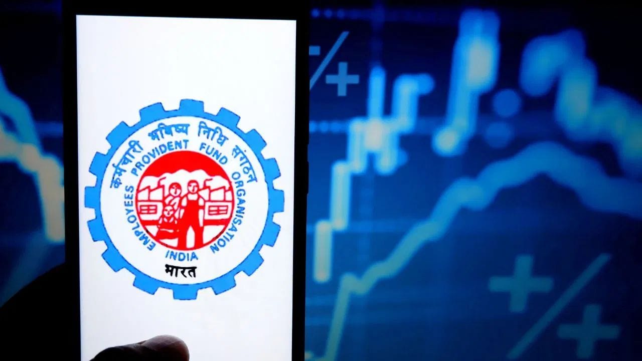 இந்தியாவில் பணியாற்றும் அரசு மற்றும் தனியார் துறை ஊழியர்களின் பெயர்களில் பிஎஃப் கணக்கு தொடங்கப்பட்டு, அந்த கணக்கில் ஊழியர்களின் மாத ஊதியத்தில் இருந்து குறிப்பிட்ட தொகை பிடித்தம் செய்யப்படுகிறது. இதன் மூலம் ஊழியர்களின் பிஎஃப் கணக்கில் ஊழியர்களின் பங்களிப்பு மற்றும் நிறுவனத்தின் பங்களிப்பு என இரண்டுமே வரவு வைக்கப்படும்.