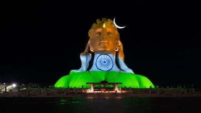 சுதந்திர தினத்தை முன்னிட்டு மூவர்ண நிறங்களில் ஆதியோகி சிலை
