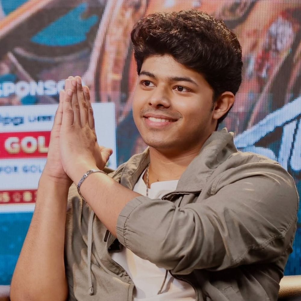 கோலிவுட் சினிமாவில் நாயகனாக இருந்துவந்தவர் முதல்வர் விஜய். இவர் முழுமையாக அரசியலில் நுழைந்த நிலையில், அவரை தொடர்ந்து அவரின் மகன் ஜேசன் சஞ்சய் சினிமாவில் இயக்குநராக அறிமுகமாகியுள்ளார்.