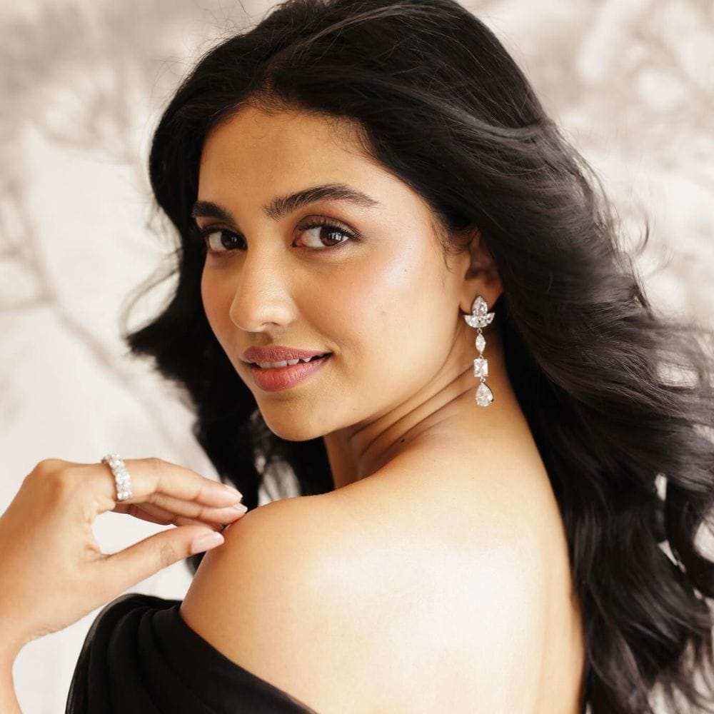பின் இவர் படங்களில் நடிகைகளுடன் துணை வேடங்களில் நடிக்க தொடங்கியிருந்தார்.மேலு இவருக்கு தென்னிந்திய மக்கள் மத்தியில் பிரபலத்தை கொடுத்த படம் பிரேமலு. 2024ல் வெளியான இப்படத்தின் மூலம் நாயகியாக அறியப்பட்டார்.