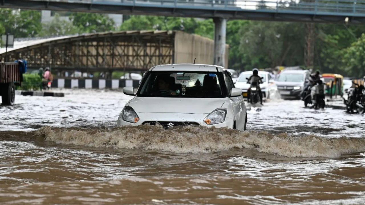மற்றொரு முக்கியமான விஷயம், வாகனத்தின் ஏர் ஃபில்டருக்குள் நீர் நுழையாமல் பார்த்துக்கொள்வது. ஏர் ஃபில்டர் வழியாக நீர் உள்ளே சென்றால், அது நேரடியாக என்ஜினுக்குள் சென்றுவிடும். இது என்ஜினுக்குப் பெரும் பாதிப்பை ஏற்படுத்தும். எனவே, நாம் ஓட்டும் வாகனத்தின் ஏர் ஃபில்டர் எங்கு அமைந்துள்ளது என்பது பற்றிய அடிப்படை அறிவாவது நமக்கு இருக்க வேண்டும்.