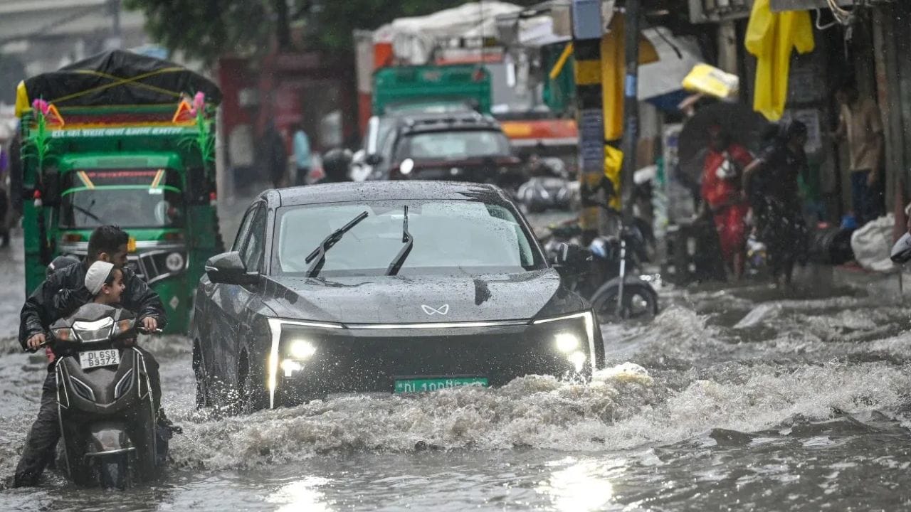 நீரில் செல்லும்போது வாகனம் திடீரென நின்றுவிட்டால், அதை மீண்டும் ஸ்டார்ட் செய்ய முயற்சிக்கக்கூடாது. முடிந்தால், வாகனத்தை தள்ளிக்கொண்டு நீருக்கு வெளியே கொண்டு வர வேண்டும். நீரில் நின்றுகொண்டு வாகனத்தை மீண்டும் ஸ்டார்ட் செய்ய முயலும்போது, என்ஜினுக்குள் நீர் நுழைய வாய்ப்புள்ளது.
