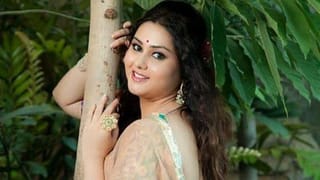 நடிகர்கள் விஜய் – அஜித் குறித்து வெளிப்படையாக பேசிய நடிகை நமிதா