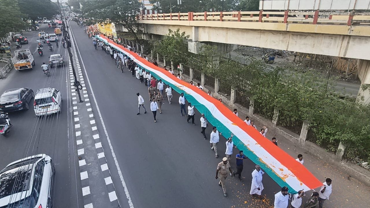 கோவையில் 160 அடி தேசியக் கொடியுடன் பாஜக பேரணி கோவையில் 160 அடி தேசியக் கொடியுடன் பாஜக பேரணி