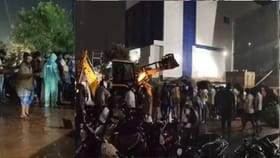 புதுச்சேரியில் கனமழையால் 15 அடி உயர சுவர் இடிந்து விழுந்து விபத்து.. ஒருவர் பலி.. 2 பெண்கள் உயிருடன் மீட்பு, மேலும் பலர் சிக்கியிருக்கலாம் என அச்சம்!!...