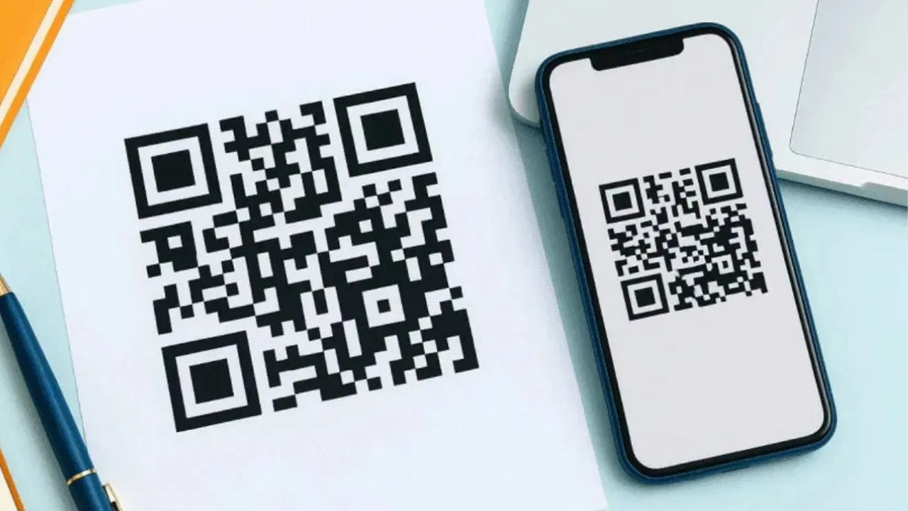இந்த QR கோடில் உள்ள QR என்பதற்கு Quick Response என்று அர்த்தம். அதாவது, 1994 ஆம் ஆண்டு ஜப்பானில் உள்ள Denso Wave என்ற நிறுவனம் வாகன உதிரி பாகங்களை விரைவாக கண்காணிக்க இந்த அம்சத்தை அறிமுகம் செய்தது. பின்னர் ஸ்மார்ட்போன்களின் வருகை ஆகியற்றின் காரணமாக இந்த முறை தற்போது மிகவும் பிரபலமாக உள்ளது.