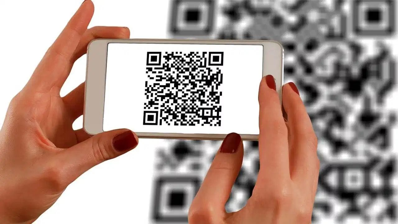 QR கோடை ஸ்மார்ட்போன் கேமரா அல்லது QR ஸ்கேனர் செயலி மூலம் ஸ்கேன் செய்தவுடன், அதில் உள்ள தகவல்களை மென்பொருள் உடனடியாக வாசித்து, பயனருக்கு காட்டும். இதில் உள்ள Error Correction தொழில்நுட்ப அம்சம் QR கோடு கிழிந்திருந்தாலோ அல்லது அழுக்காக இருந்தாலோ தகவல்களை துல்லியமாக படித்துவிடும் அம்சத்தை கொண்டுள்ளது.