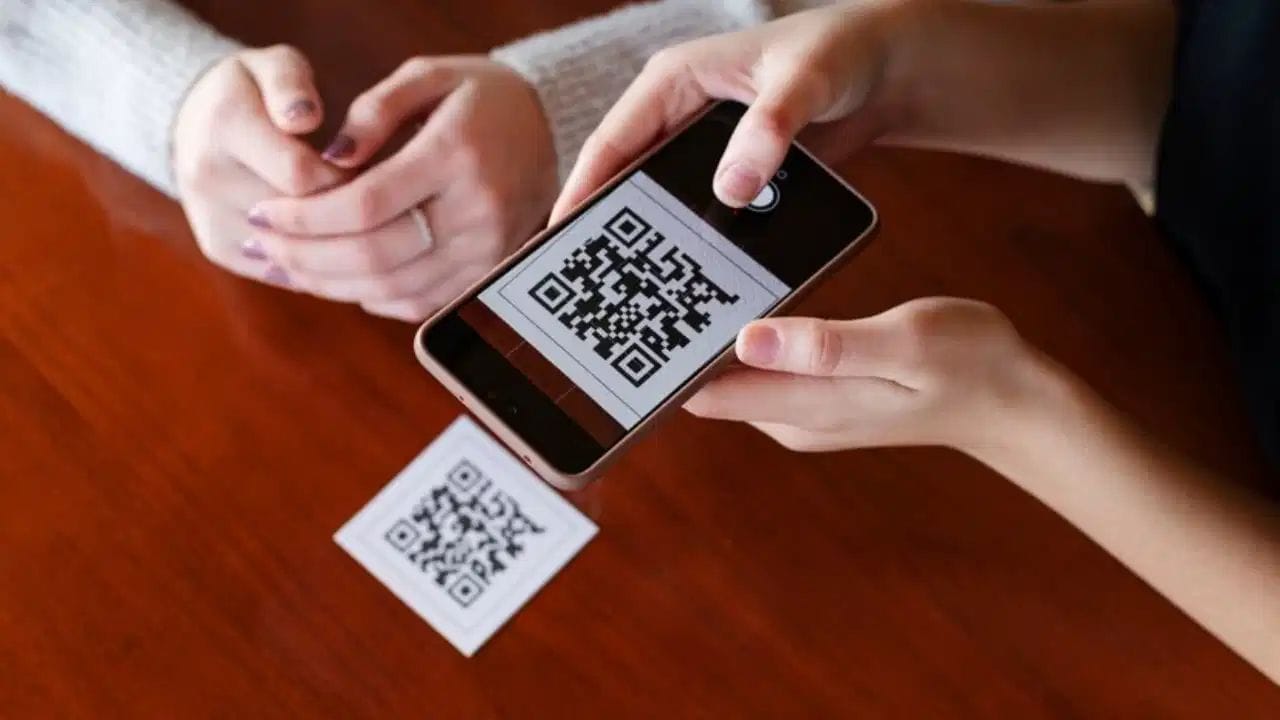 இன்றைய டிஜிட்டல் உலகில் QR கோடு பயன்படுத்தப்படாத இடமே இருக்காது. சிறிய பெட்டிக் கடைகள் முதல் பெரிய வணிக வளாகங்கள் வரை என அனைத்து இடங்களிலும் இந்த QR கோடு வசதி உள்ளது. பண பரிவர்த்தனைக்கு மட்டுமன்றி, செயலிகள் உள்ளிட்டவற்றுக்கும் QR கோடு அதிகமாக பயன்படுத்தப்படுகிறது.