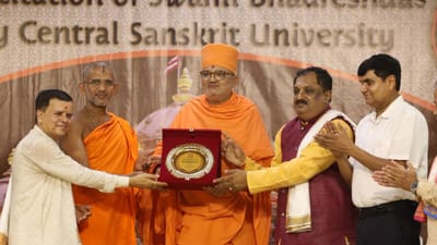 BAPS அறிஞர் சுவாமி பத்ரேஷ்தாஸுக்கு 'வேதாந்த வித்யா விஸ்வகுரு'