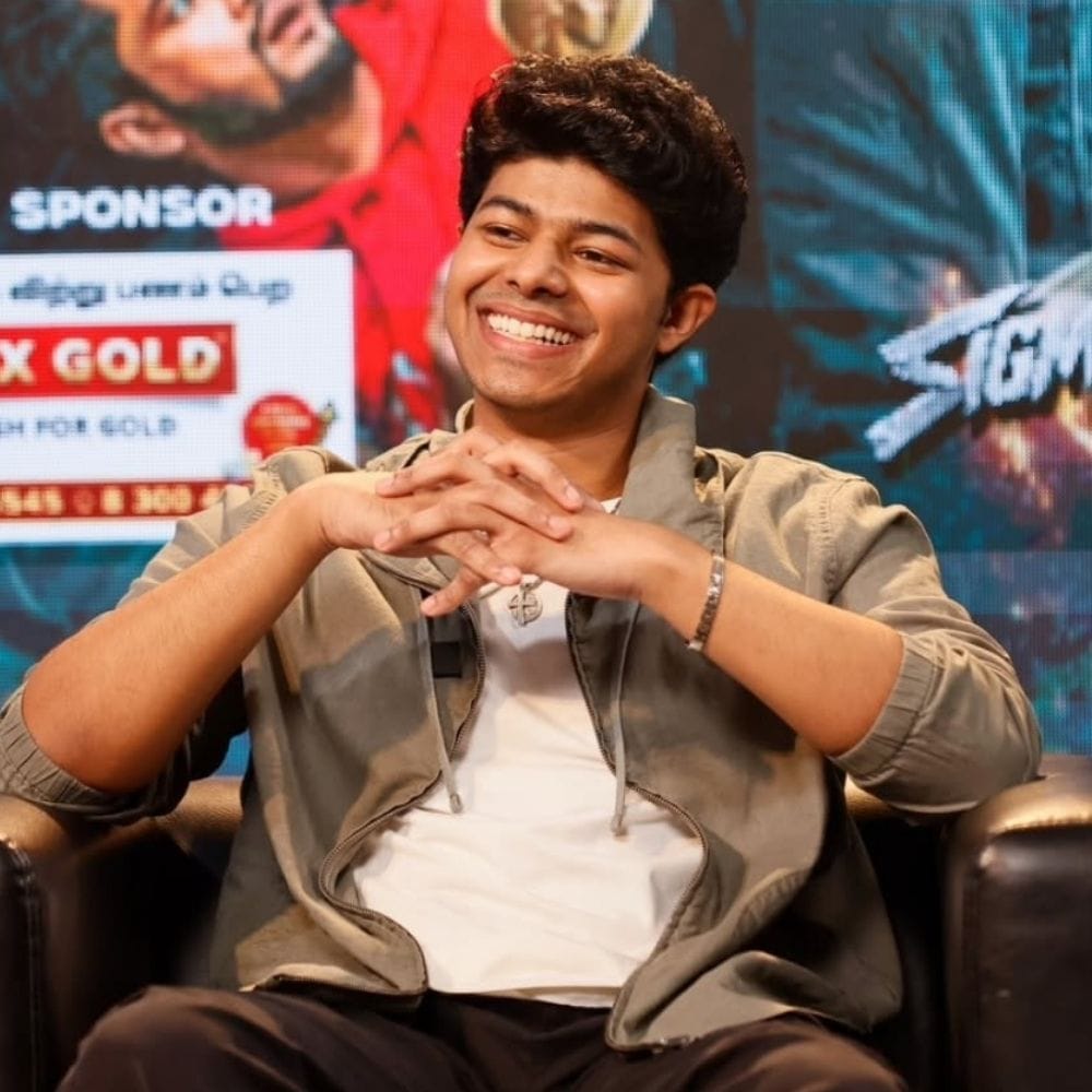 கோலிவுட் சினிமாவில் தற்போது ரசிகர்கள் மற்றும் மக்கள் மத்தியில் பிரபலமான இயக்குநராக இருப்பவர் ஜேசன் சஞ்சய். இவர் தமிழக முதலமைச்சர் விஜய்யின் மூத்த மகன் என்ற நிலையில், தற்போது சினிமாவில் இயக்குநராக நுழைந்துள்ளார்.