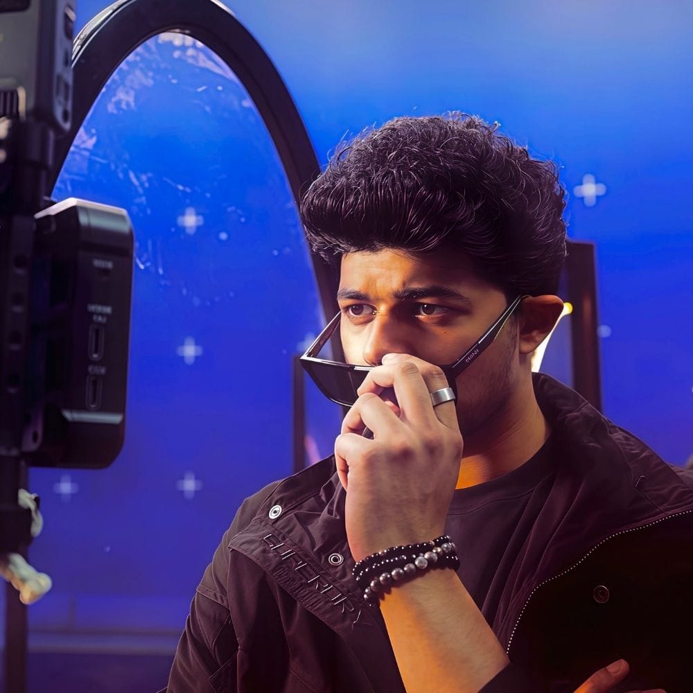 தனது சிறுவயதிலிருந்தே சினிமாவின் மீது ஆர்வம் கொண்ட ஜேசன் சஞ்சய், வேட்டைக்காரன் படத்தில் நா அடிச்சா தாங்கமாட்ட என்ற பாடலில் நடனமாடியிருந்தார். அதற்கு பின் பல ஆண்டுகள் கழித்து, தற்போது சினிமாவில் இயக்குநராக அறிமுகமாகியுள்ளார்.