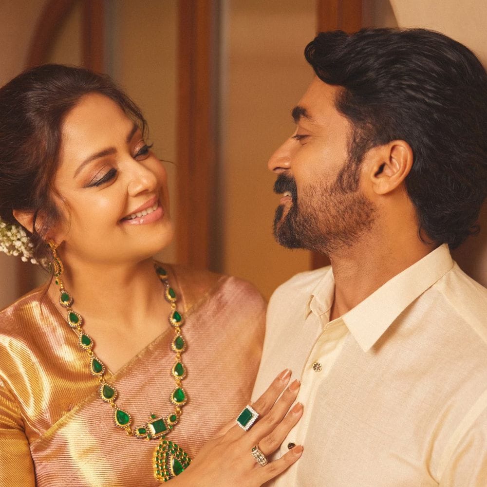 சமீபத்தில் ஆங்கில பத்திரிக்கை நேர்காணலில் பேசிய சூர்யா மற்றும் ஜோதிகா, அதில் தங்களின் திருமண வாழ்க்கை, சினிமா வாழ்க்கை மற்றும் பொதுவாழ்க்கை குறித்து பல்வேறு விஷயங்களை பகிர்ந்திருந்தார். மேலும் தனது ஜிம் உடற்பயிற்சி ரகசியத்தையும் தெரிவித்துள்ளார்.