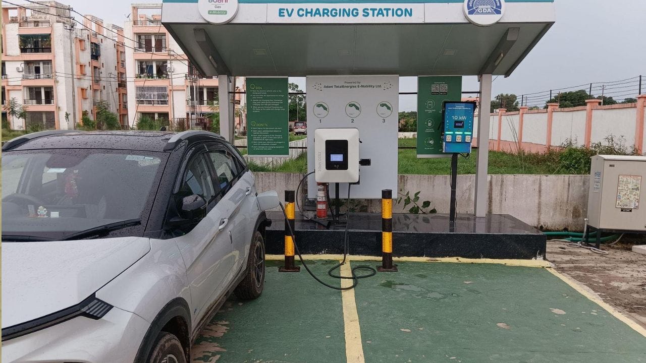 20,000 EV சார்ஜிங் நிலையங்கள்: பொது மற்றும் தனியார் பங்களிப்புடன் அடுத்த 5 ஆண்டுகளில் தமிழ்நாட்டில் 20,000 பொது EV சார்ஜிங் நிலையங்கள் அமைக்கப்படும். அடுக்குமாடி குடியிருப்பு நலச் சங்கங்கள் அமைக்கும் EV சார்ஜிங் நிலையங்களுக்கும் அரசு மானியம் வழங்கும். பிரதமரின் சூர்ய கர் இலவச மின்சாரத் திட்டத்துடன் இணைந்து 'புதிய வீட்டுக் கூரை சூரிய மின் மானியத் திட்டம்' அறிமுகப்படுத்தப்படுகிறது. இதன் கீழ் வீடுகளின் கூரையில் சோலார் பேனல் பொருத்தும் நுகர்வோருக்கு அரசு சார்பில் ரூ. 1 லட்சம் வரை மானியம் வழங்கப்படும். இதற்காக ரூ. 50 கோடி ஒதுக்கப்பட்டுள்ளது.