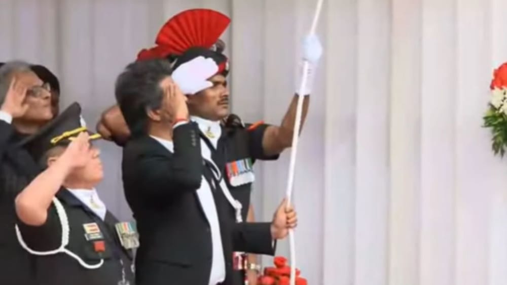 முதல் முறை கோட்டையில் கொடியேற்றிய முதலமைச்சர் விஜய்!