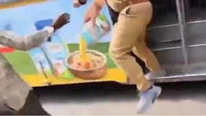 Viral Video : சாலையோர வசிப்பவரை எட்டி உதைத்த கண்டக்டர்.. இணையத்தில் வைரலாகும் அதிர்ச்சி வீடியோ! Viral Video : சாலையோர வசிப்பவரை எட்டி உதைத்த கண்டக்டர்.. இணையத்தில் வைரலாகும் அதிர்ச்சி வீடியோ!