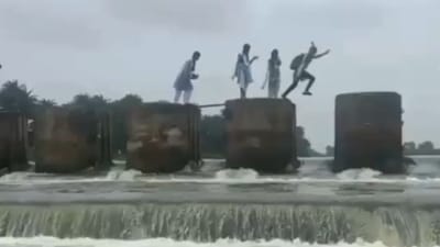 ஆபத்தான முறையில் டேமை கடந்து பள்ளிக்கு செல்லும் மாணவர்கள்!